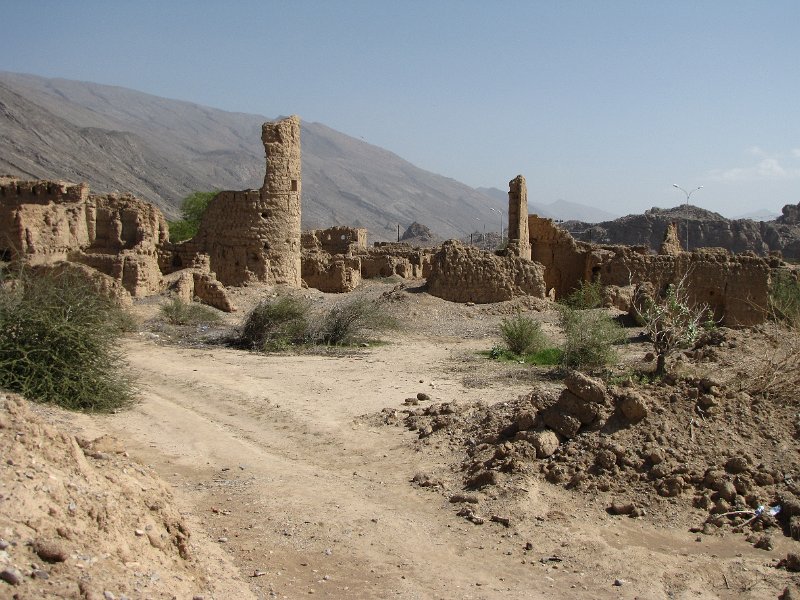 040211_oud tanuf.JPG - De verlaten stad Tanuf. In de Jabel oorlog begin jaren 50 door de RAF (op verzoek van de sultan) gebombardeerd.